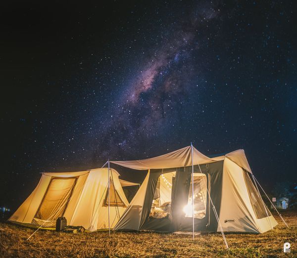 บรรยากาศกางเต็นท์ยามค่ำคืนริมทะเลสาบ